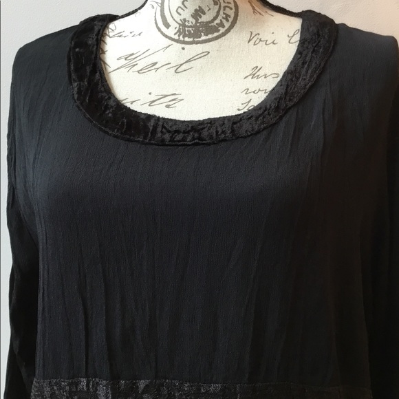 Chianna Black rayon crepe and velvet pullover top - Picture 5 of 7